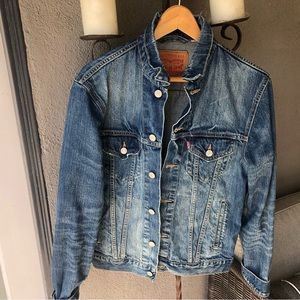 Levi’s jean jacket. Size mens small.